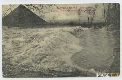 La vanne lors du retrait des eaux (Jarville-la-Malgrange)